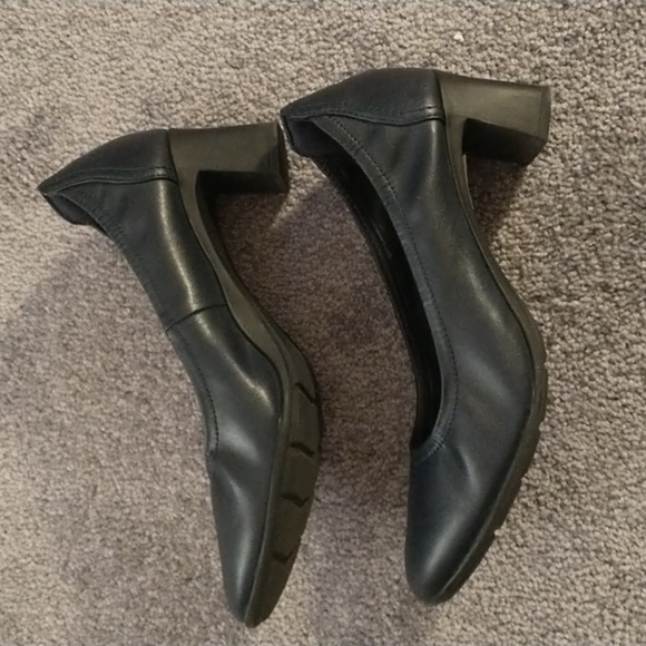 Clarks Navy Blue 2.5-inch heels - Picture 2 of 4